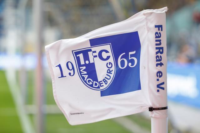 FILED - 03 August 2025, Saxony-Anhalt, Magdeburg: A corner flag from FC Magdeburg blows in the wind during the German 2nd Bundesliga soccer match between 1st FC Magdeburg and Eintracht Braunschweig at the Avnet Arena. Photo: Andreas Gora/dpa - IMPORTANT NOTE: In accordance with the regulations of the DFL German Football League and the DFB German Football Association, it is prohibited to utilize or have utilized photographs taken in the stadium and/or of the match in the form of sequential images and/or video-like photo series.