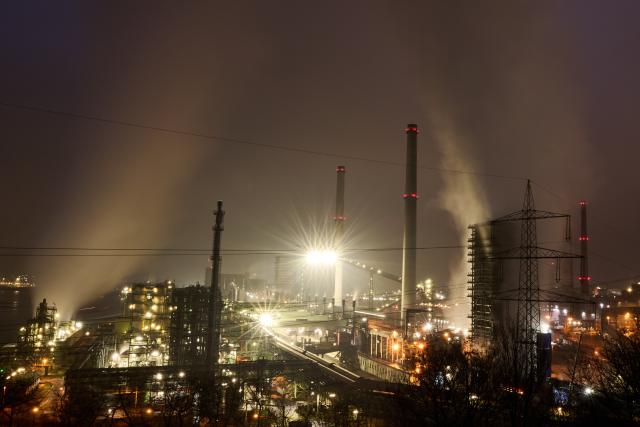 29 January 2026, North Rhine-Westphalia, Duisburg: A view of the Schwelgern coking plant of Thyssenkrupp Steel on the banks of the Rhine. Thyssenkrupp AG has invited shareholders to its Annual General Meeting on January 30 at the Ruhrkongress in Bochum. Photo: Bernd Thissen/dpa