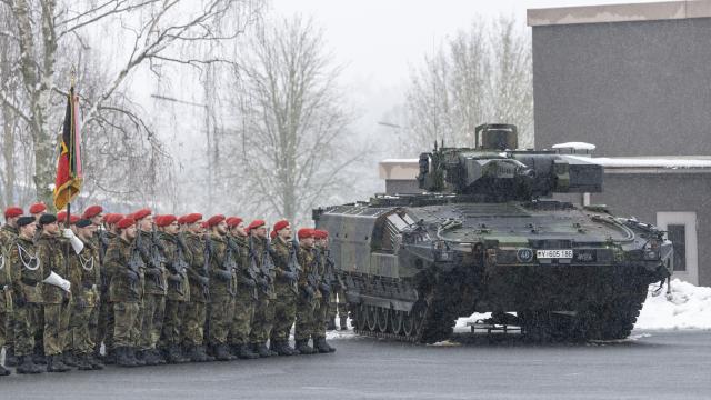 29 January 2026, Bavaria, Veitshoechheim: Soldiers stand at the subordination of Panzergrenadier bataillon 122 and Panzer bataillon 203 to Panzer brigade 45 "Lithuania". Photo: Heiko Becker/dpa