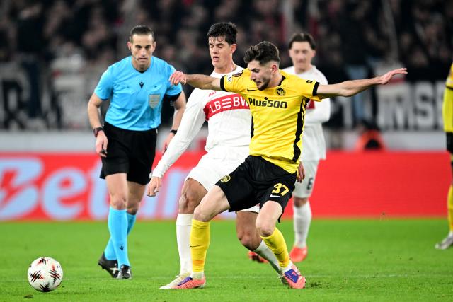 29 January 2026, Baden-Württemberg, Stuttgart: Stuttgart's Chema Andres (C) and Young Boys Bern's Armin Gigovic battle for the ball during the UEFA Europa League soccer match between VfB Stuttgart and Young Boys Bern at the MHPArena. Photo: Bernd Weißbrod/dpa