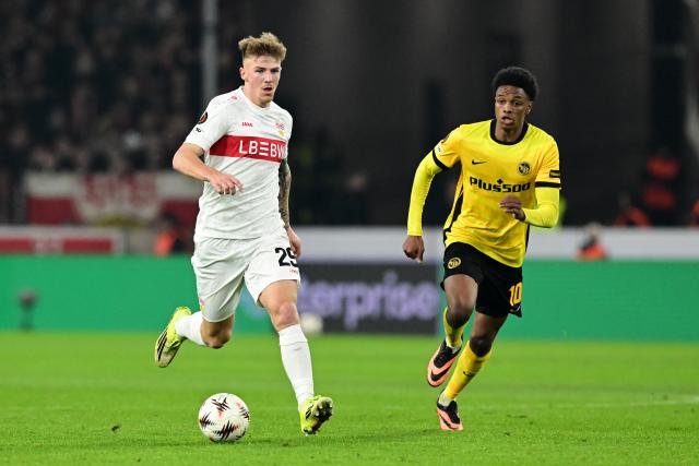 29 January 2026, Baden-Württemberg, Stuttgart: Stuttgart's Finn Jeltsch (L) and Young Boys Bern's Alvyn Sanches battle for the ball during the UEFA Europa League soccer match between VfB Stuttgart and Young Boys Bern at the MHPArena. Photo: Bernd Weißbrod/dpa