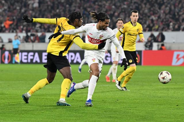 29 January 2026, Baden-Württemberg, Stuttgart: Stuttgart's Lorenz Assignon (C) and Young Boys Bern's Joel Monteiro battle for the ball during the UEFA Europa League soccer match between VfB Stuttgart and Young Boys Bern at the MHPArena. Photo: Bernd Weißbrod/dpa