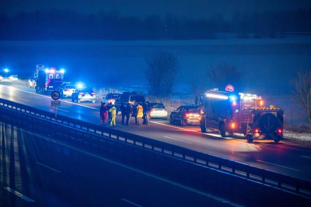30 January 2026, Bavaria, Woerth an der Donau: Emergency services and vehicles are parked on the highway 3 in Regensburg. The highway is completely closed due to suspected explosives. Photo: NEWS5 / Lars Haubner/NEWS5/dpa - ATTENTION: Person(s) has/have been pixelated for legal reasons