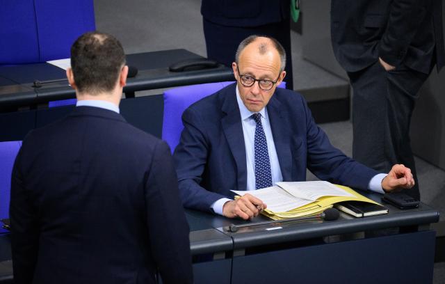 30 January 2026, Berlin: German Chancellor Friedrich Merz speaks to Jens Spahn, Chairman of the Christian Democratic Union (CDU)/Christian Social Union (CSU) parliamentary group,  at the start of the 57th plenary session of the German Parliament (Bundestag) in Berlin. Photo: Bernd von Jutrczenka/dpa