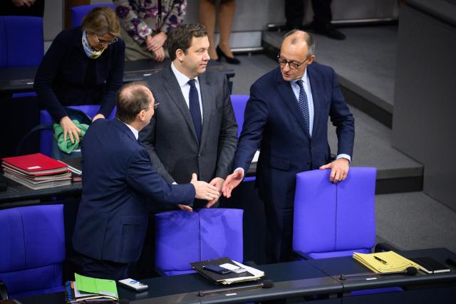 30 January 2026, Berlin: (L-R) German Minister of the Interior, Alexander Dobrindt German Minister of Finance, Lars Klingbeil, and German Chancellor Friedrich Merz arrive to the 57th plenary session of the German Parliament (Bundestag) in Berlin. Photo: Bernd von Jutrczenka/dpa