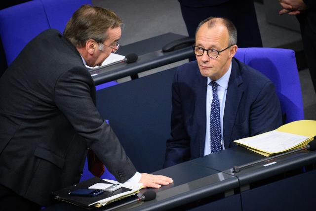 30 January 2026, Berlin: German Chancellor Friedrich Merz speaks to German Defence Minister Boris Pistorius at the start of the 57th plenary session of the German Parliament (Bundestag) in Berlin. Photo: Bernd von Jutrczenka/dpa
