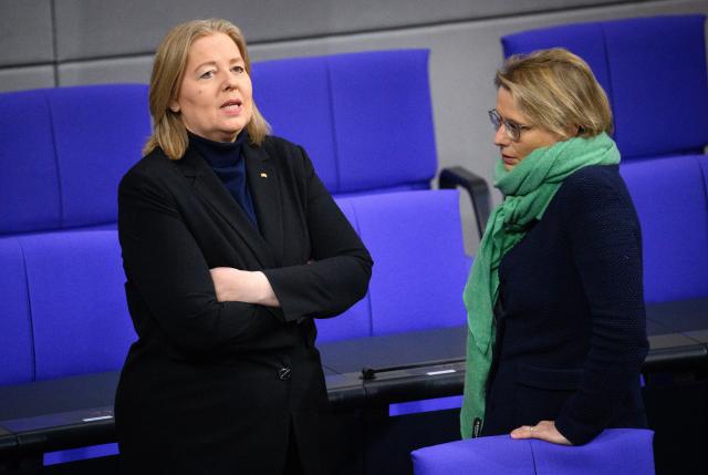30 January 2026, Berlin: German Minister of Labor and Social Affairs Baerbel Bas, speaks to German Minister of Justice and Consumer Protection Stefanie Hubig at the start of the 57th plenary session of the German Parliament (Bundestag) in Berlin. Photo: Bernd von Jutrczenka/dpa