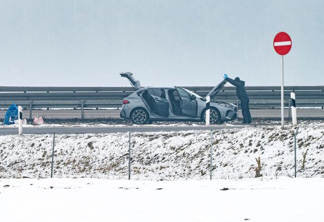 30 January 2026, Bavaria, Wörth An Der Donau: A car is parked on the A3 with the hood and tailgate open. After suspicious objects were found in the vehicle on highway 3 in the Upper Palatinate, investigators detonated an object, according to a spokesperson for the Bavarian State Office of Criminal Investigation (LKA). Photo: Armin Weigel/dpa