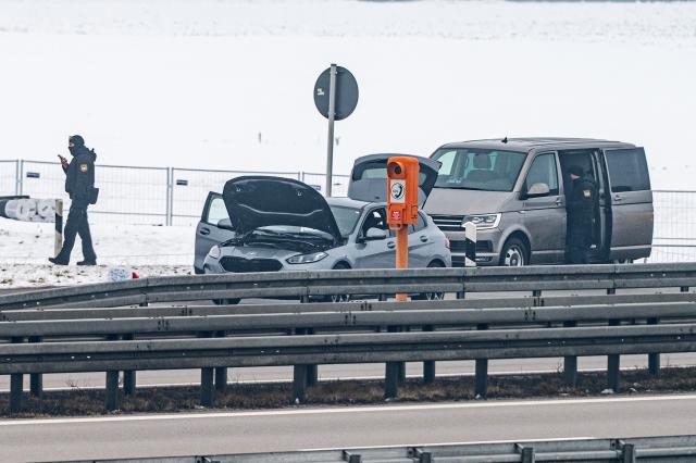 30 January 2026, Bavaria, Wörth An Der Donau: A car is parked on the A3 with the hood and tailgate open. After suspicious objects were found in the vehicle on highway 3 in the Upper Palatinate, investigators detonated an object, according to a spokesperson for the Bavarian State Office of Criminal Investigation (LKA). Photo: Armin Weigel/dpa