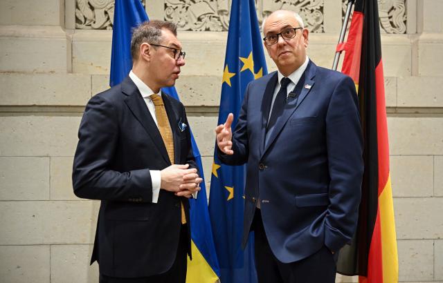 30 January 2026, Berlin: Andreas Bovenschulte (R), President of the German Council (Bundesrat) and Mayor of Bremen, and Oleksii Makeiev, Ambassador of Ukraine to Germany, talk on the sidelines of the plenary session of the Bundesrat. Photo: Britta Pedersen/dpa