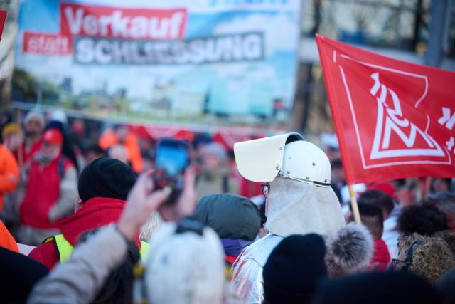 30 January 2026, North Rhine-Westphalia, Bochum: Demonstrators gather in front of the hall where the Annual General Meeting of Thyssenkrupp AG is being held. Photo: Bernd Thissen/dpa