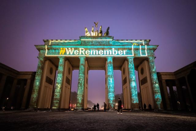 FILED - 27 January 2026, Berlin: The hashtag "#WeRemember" is projected onto the Brandenburg Gate to mark the International Day of Commemoration in Memory of the Victims of the Holocaust. Photo: Christoph Soeder/dpa