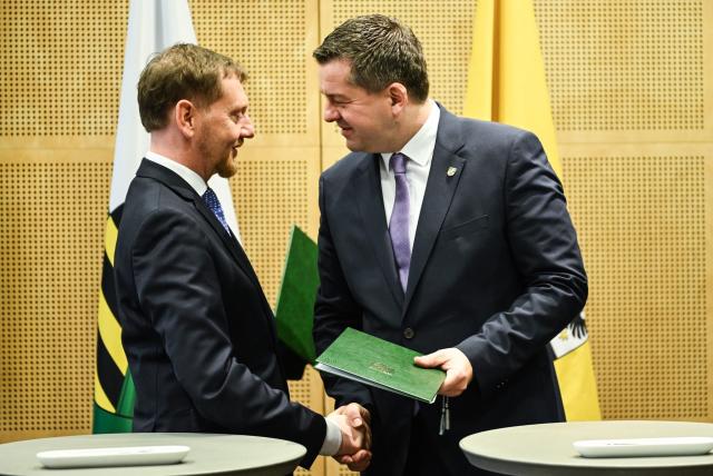 30 January 2026, Berlin: Michael Kretschmer (L), Minister President of Saxony, shakes hands with Sven Schulze, Minister President of Saxony-Anhalt, during the signing of a joint declaration on Mitteldeutsche Flughafen AG. Photo: Britta Pedersen/dpa