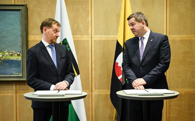 30 January 2026, Berlin: Michael Kretschmer (L), Minister President of Saxony, and Sven Schulze, Minister President of Saxony-Anhalt, sign a joint declaration on Mitteldeutsche Flughafen AG. Photo: Britta Pedersen/dpa