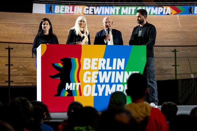 30 January 2026, Berlin: (L-R) Katharina Guenther-Wuensch, Berlin Senator for Education, Youth and Family, Iris Spranger, Berlin Senator for the Interior and Sport, and Kai Wegner, Governing Mayor of Berlin, speak at the presentation of the campaign for Berlin's bid for the Olympics and Paralympics. Photo: Fabian Sommer/dpa
