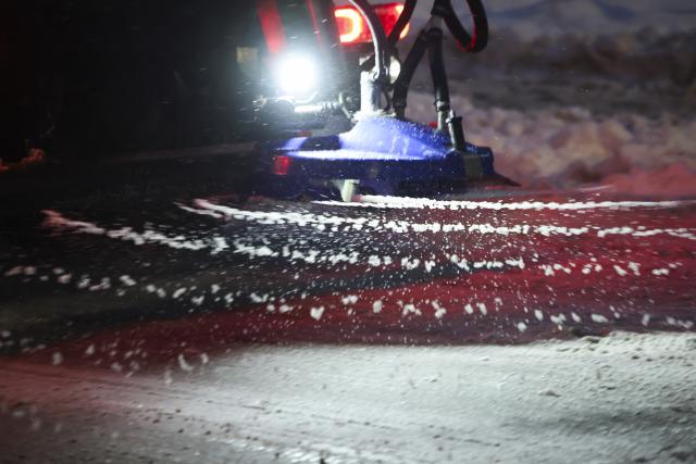 FILED - 09 January 2026, Hamburg: A small clearing and gritting vehicle from the Hamburg city cleaning service is pictured. Hamburg has temporarily lifted a ban on the use of salt to de-ice pavements amid freezing temperatures in the northern German port city. Photo: Christian Charisius/dpa