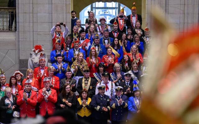30 January 2026, Saxony, Dresden: Representatives of the Saxon Carnival association stand at the reception hosted by the Saxony Minister President in the domed hall of the State Chancellery. Around 250 members of various clubs and associations will present their diversity in a short program. Photo: Robert Michael/dpa