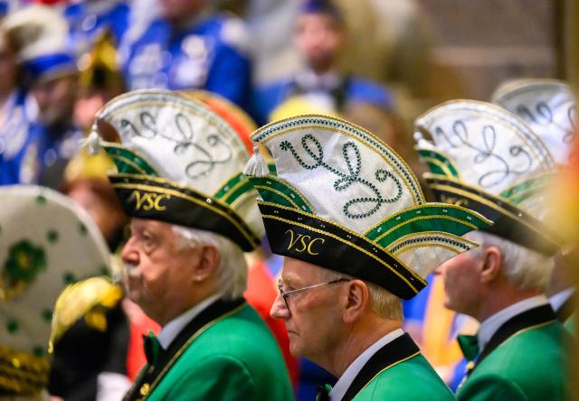 30 January 2026, Saxony, Dresden: Representatives of the Saxon Carnival association stand at the reception hosted by the Saxony Minister President in the domed hall of the State Chancellery. Around 250 members of various clubs and associations will present their diversity in a short program. Photo: Robert Michael/dpa