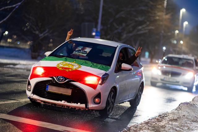 30 January 2026, Lower Saxony, Hanover: Participants with Iran's Pre-Islamic revolution flags attached to their vehicles, drive in a motorcade the city center of Hanover, to protests against violence by the Iranian government. Photo: Michael Matthey/dpa - ATTENTION: License plates have been pixelated for legal reasons