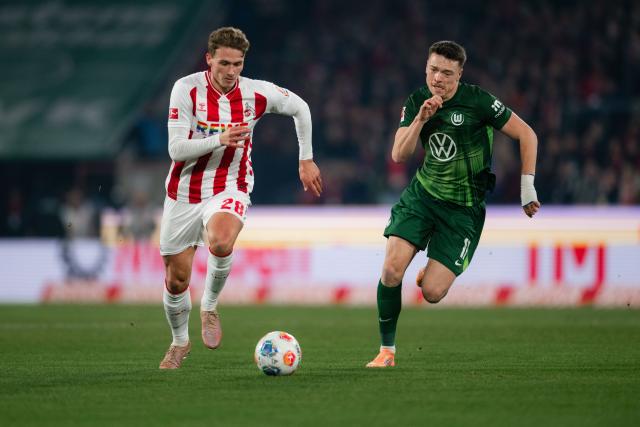 30 January 2026, North Rhine-Westphalia, Cologne: Cologne's Sebastian Sebulonsen and Wolfsburg's Dzenan Pejcinovic battle for the ball during the German Bundesliga soccer match between 1. FC Cologne and VfL Wolfsburg at the RheinEnergieStadion. Photo: Marius Becker/dpa - IMPORTANT NOTICE: DFL and DFB regulations prohibit any use of photographs as image sequences and/or quasi-video.