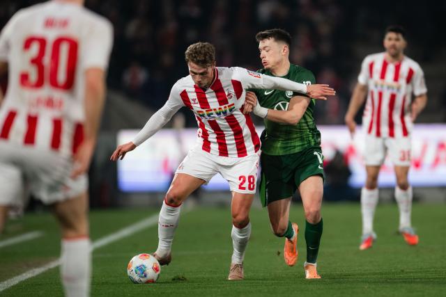 30 January 2026, North Rhine-Westphalia, Cologne: Cologne's Sebastian Sebulonsen and Wolfsburg's Dzenan Pejcinovic battle for the ball during the German Bundesliga soccer match between 1. FC Cologne and VfL Wolfsburg at the RheinEnergieStadion. Photo: Marius Becker/dpa - IMPORTANT NOTICE: DFL and DFB regulations prohibit any use of photographs as image sequences and/or quasi-video.