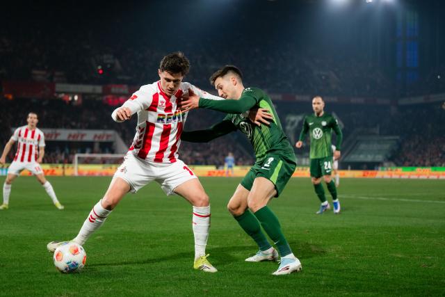 30 January 2026, North Rhine-Westphalia, Cologne: Cologne's Alessio Castro-Montes and Wolfsburg's Kilian Fischer battle for the ball during the German Bundesliga soccer match between 1. FC Cologne and VfL Wolfsburg at the RheinEnergieStadion. Photo: Marius Becker/dpa - IMPORTANT NOTICE: DFL and DFB regulations prohibit any use of photographs as image sequences and/or quasi-video.