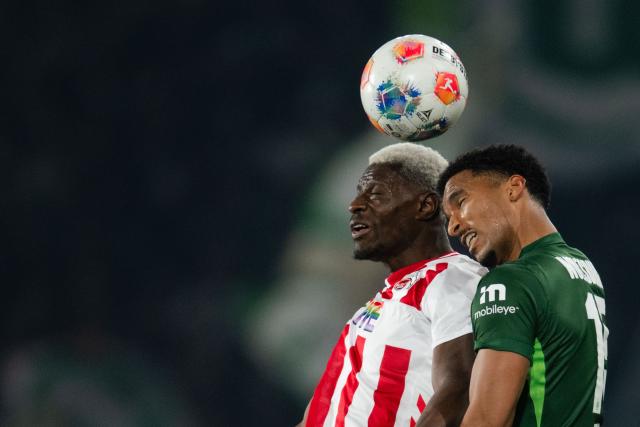 30 January 2026, North Rhine-Westphalia, Cologne: Cologne's Ragnar Ache (L) and Wolfsburg's Moritz Jenz battle for the ball during the German Bundesliga soccer match between 1. FC Cologne and VfL Wolfsburg at the RheinEnergieStadion. Photo: Marius Becker/dpa - IMPORTANT NOTICE: DFL and DFB regulations prohibit any use of photographs as image sequences and/or quasi-video.