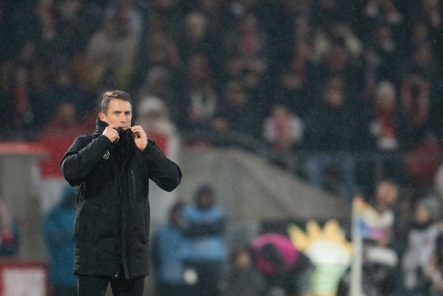30 January 2026, North Rhine-Westphalia, Cologne: Wolfsburg coach Daniel Bauer stands on the touchline during the German Bundesliga soccer match between 1. FC Cologne and VfL Wolfsburg at the RheinEnergieStadion. Photo: Marius Becker/dpa - IMPORTANT NOTICE: DFL and DFB regulations prohibit any use of photographs as image sequences and/or quasi-video.