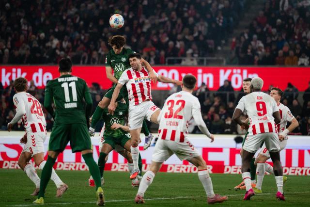 30 January 2026, North Rhine-Westphalia, Cologne: Cologne's Cenk Ozkacar and Wolfsburg's Kento Shiogai battle for the ball during the German Bundesliga soccer match between 1. FC Cologne and VfL Wolfsburg at the RheinEnergieStadion. Photo: Marius Becker/dpa - IMPORTANT NOTICE: DFL and DFB regulations prohibit any use of photographs as image sequences and/or quasi-video.