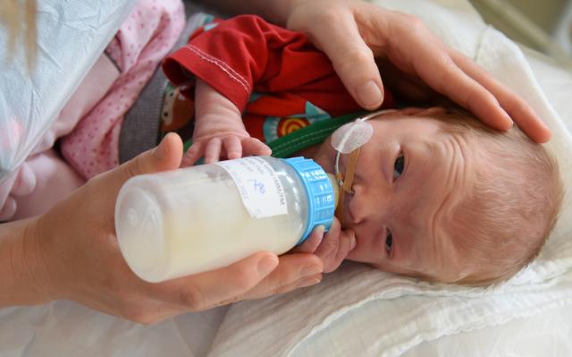 FILED - 18 January 2022, Saxony, Leipzig: A premature baby receives its bottle of milk from a physiotherapist at the Department of Neonatology of the Leipzig University Hospital. France has lowered the permitted limit for cerulide in infant formula, a move it said could lead to further recalls in the coming days. Photo: Waltraud Grubitzsch/dpa-Zentralbild