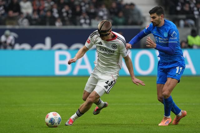 31 January 2026, Hesse, Frankfurt/M.: Frankfurt's Rasmus Kristensen and Leverkusen's Martin Terrier in action during the German Bundesliga soccer match between Eintracht Frankfurt and Bayer Leverkusen at the Deutsche Bank Park. Photo: Marc Schüler/dpa - IMPORTANT NOTICE: DFL and DFB regulations prohibit any use of photographs as image sequences and/or quasi-video.