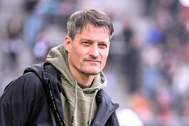 31 January 2026, Bavaria, Augsburg: St. Pauli coach Alexander Blessin is pictured before the start of the German Bundesliga soccer match between FC Augsburg and FC St. Pauli at the WWK Arena. Photo: Harry Langer/dpa - IMPORTANT NOTE: In accordance with the regulations of the DFL German Football League and the DFB German Football Association, it is prohibited to utilize or have utilized photographs taken in the stadium and/or of the match in the form of sequential images and/or video-like photo series.