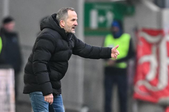 31 January 2026, Bavaria, Augsburg: Augsburg Coach Manuel Baum gestures on the touchline during the German Bundesliga soccer match between FC Augsburg and FC St. Pauli at the WWK Arena. Photo: Harry Langer/dpa - IMPORTANT NOTICE: DFL and DFB regulations prohibit any use of photographs as image sequences and/or quasi-video.