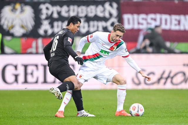 31 January 2026, Bavaria, Augsburg: St. Pauli's Joel Chima Fujita in action against Augsburg's Arthur Chaves during the German Bundesliga soccer match between FC Augsburg and FC St. Pauli at the WWK Arena. Photo: Harry Langer/dpa - IMPORTANT NOTICE: DFL and DFB regulations prohibit any use of photographs as image sequences and/or quasi-video.