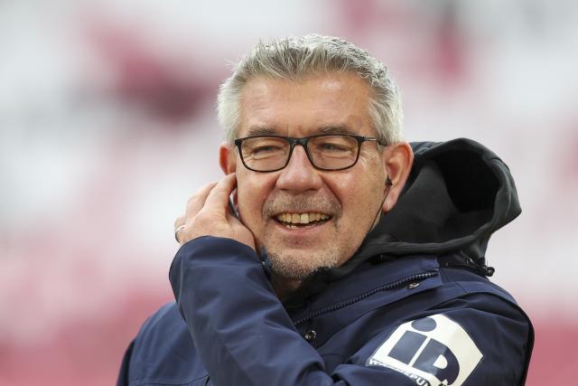 31 January 2026, Saxony, Leipzig: Mainz Coach Urs Fischer is pictured before the start of the German Bundesliga soccer match between RB Leipzig and FSV Mainz 05 at the Red Bull Arena. Photo: Jan Woitas/dpa - IMPORTANT NOTE: In accordance with the regulations of the DFL German Football League and the DFB German Football Association, it is prohibited to utilize or have utilized photographs taken in the stadium and/or of the match in the form of sequential images and/or video-like photo series.
