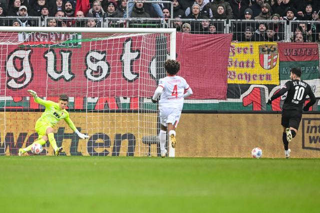 31 January 2026, Bavaria, Augsburg: Augsburg goalkeeper Finn Dahmen saves the shot from St. Pauli's Danel Sinani during the German Bundesliga soccer match between FC Augsburg and FC St. Pauli at the WWK Arena. Photo: Harry Langer/dpa - IMPORTANT NOTICE: DFL and DFB regulations prohibit any use of photographs as image sequences and/or quasi-video.