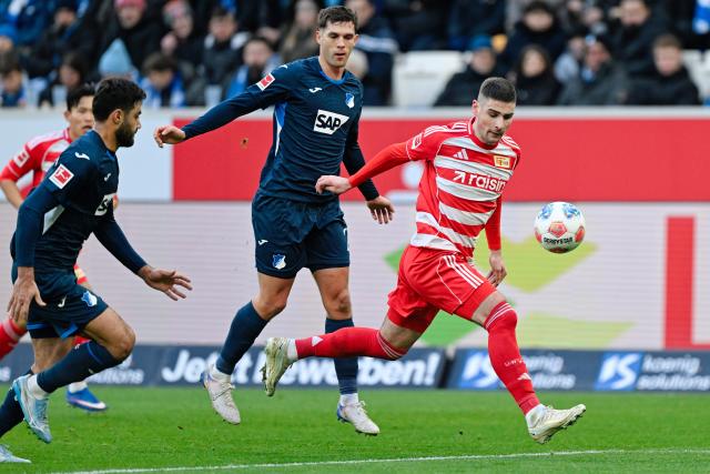 31 January 2026, Baden-Württemberg, Sinsheim: Union Berlin's Andrej Ilic (R) and Hoffenheim's Robin Hranac battle for the ball during the German Bundesliga soccer match between TSG 1899 Hoffenheim and 1. FC Union Berlin at the PreZero Arena. Photo: Uwe Anspach/dpa - IMPORTANT NOTICE: DFL and DFB regulations prohibit any use of photographs as image sequences and/or quasi-video.