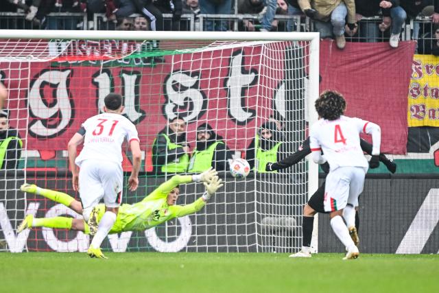 31 January 2026, Bavaria, Augsburg: St. Pauli's Danel Sinani scores his side's first goal during the German Bundesliga soccer match between FC Augsburg and FC St. Pauli at the WWK Arena. Photo: Harry Langer/dpa - IMPORTANT NOTICE: DFL and DFB regulations prohibit any use of photographs as image sequences and/or quasi-video.