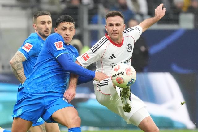 31 January 2026, Hesse, Frankfurt/M.: Frankfurt's Mario Goetze and Leverkusen's Equi Fernandez in action during the German Bundesliga soccer match between Eintracht Frankfurt and Bayer Leverkusen at the Deutsche Bank Park. Photo: Marc Schüler/dpa - IMPORTANT NOTICE: DFL and DFB regulations prohibit any use of photographs as image sequences and/or quasi-video.