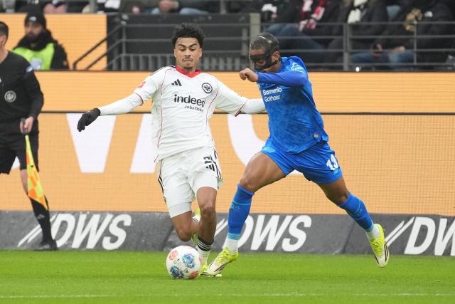 31 January 2026, Hesse, Frankfurt/M.: Leverkusen's Arthur and Frankfurt's Nathaniel Brown battle for the ball during the German Bundesliga soccer match between Eintracht Frankfurt and Bayer Leverkusen at the Deutsche Bank Park. Photo: Marc Schüler/dpa - IMPORTANT NOTICE: DFL and DFB regulations prohibit any use of photographs as image sequences and/or quasi-video.