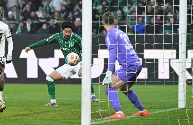 31 January 2026, Bremen: Werder Bremen's Yukinara Sugawara attempts a shot on goal during the German Bundesliga soccer match between Werder Bremen and Borussia Moenchengladbach at the Weserstadion. Photo: Carmen Jaspersen/dpa - IMPORTANT NOTICE: DFL and DFB regulations prohibit any use of photographs as image sequences and/or quasi-video.
