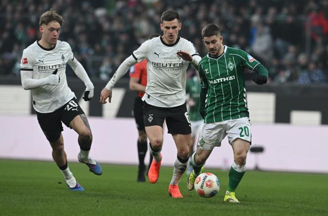 31 January 2026, Bremen: Bremen's Romano Schmid and Gladbach's Luca Netz and Yannick Engelhardt (in actionduring the German Bundesliga soccer match between Werder Bremen and Borussia Moenchengladbach at the Weserstadion. Photo: Carmen Jaspersen/dpa - IMPORTANT NOTICE: DFL and DFB regulations prohibit any use of photographs as image sequences and/or quasi-video.