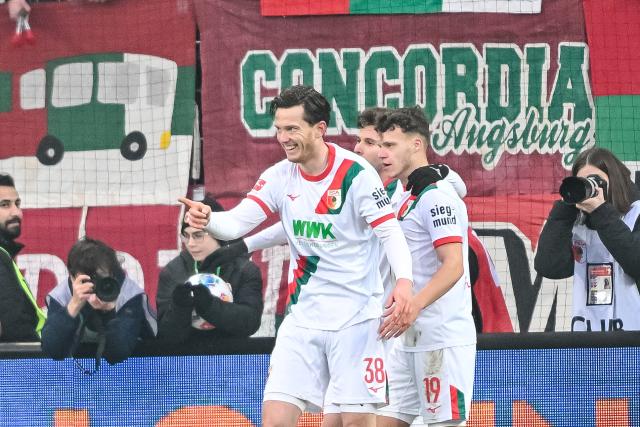 31 January 2026, Bavaria, Augsburg: Augsburg's Michael Gregoritsch celebrates scoring during the German Bundesliga soccer match between FC Augsburg and FC St. Pauli at the WWK Arena. Photo: Harry Langer/dpa - IMPORTANT NOTICE: DFL and DFB regulations prohibit any use of photographs as image sequences and/or quasi-video.