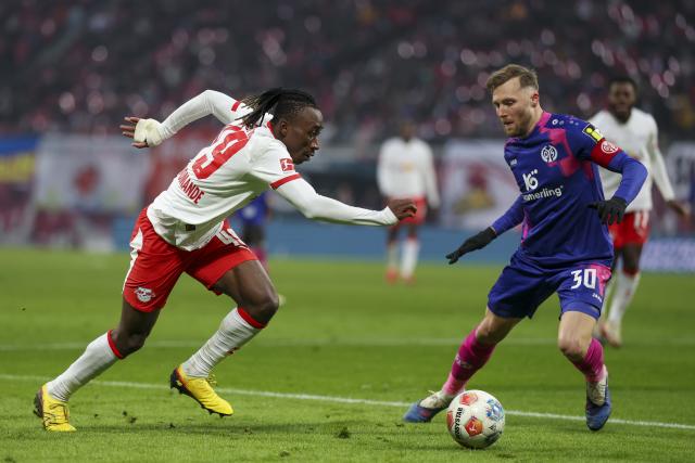 31 January 2026, Saxony, Leipzig: Leipzig's Yan Diomande and Mainz' Silvan Widmer in action during the German Bundesliga soccer match between RB Leipzig and FSV Mainz 05 at the Red Bull Arena. Photo: Jan Woitas/dpa - IMPORTANT NOTICE: DFL and DFB regulations prohibit any use of photographs as image sequences and/or quasi-video.