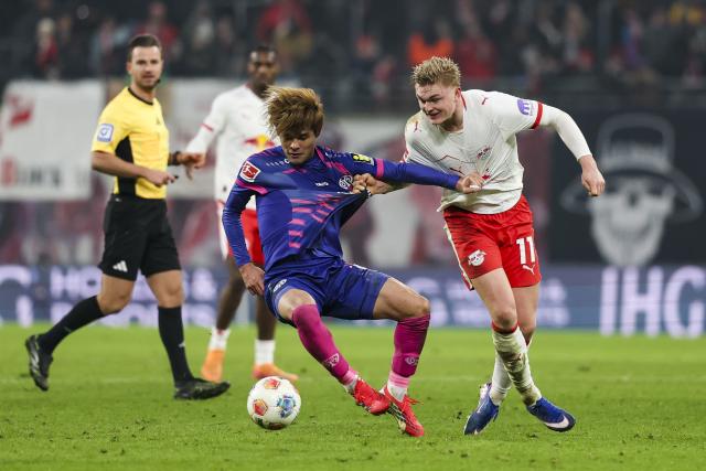 31 January 2026, Saxony, Leipzig: Mainz' Kaishu Sano and Leipzig's Conrad Harder in action during the German Bundesliga soccer match between RB Leipzig and FSV Mainz 05 at the Red Bull Arena. Photo: Jan Woitas/dpa - IMPORTANT NOTICE: DFL and DFB regulations prohibit any use of photographs as image sequences and/or quasi-video.