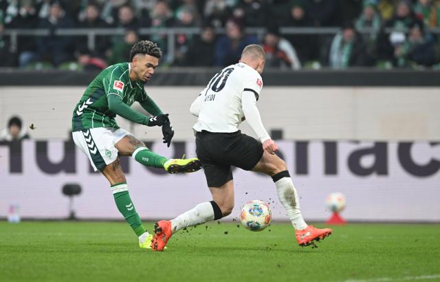31 January 2026, Bremen: Bremen's Justin Njinmah and Gladbach's Nico Elvedi in action during the German Bundesliga soccer match between Werder Bremen and Borussia Moenchengladbach at the Weserstadion. Photo: Carmen Jaspersen/dpa - IMPORTANT NOTICE: DFL and DFB regulations prohibit any use of photographs as image sequences and/or quasi-video.