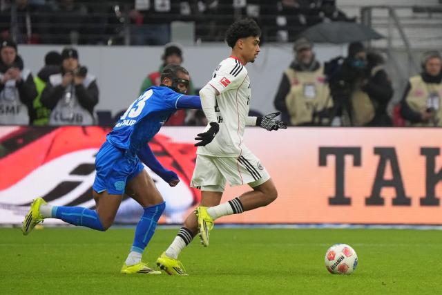 31 January 2026, Hesse, Frankfurt/M.: Frankfurt's Nathaniel Brown and Leverkusen's Arthur battle for the ball during the German Bundesliga soccer match between Eintracht Frankfurt and Bayer Leverkusen at the Deutsche Bank Park. Photo: Marc Schüler/dpa - IMPORTANT NOTICE: DFL and DFB regulations prohibit any use of photographs as image sequences and/or quasi-video.
