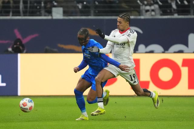 31 January 2026, Hesse, Frankfurt/M.: Frankfurt's Jean-Matteo Bahoya and Leverkusen's Arthur battle for the ball during the German Bundesliga soccer match between Eintracht Frankfurt and Bayer Leverkusen at the Deutsche Bank Park. Photo: Marc Schüler/dpa - IMPORTANT NOTICE: DFL and DFB regulations prohibit any use of photographs as image sequences and/or quasi-video.