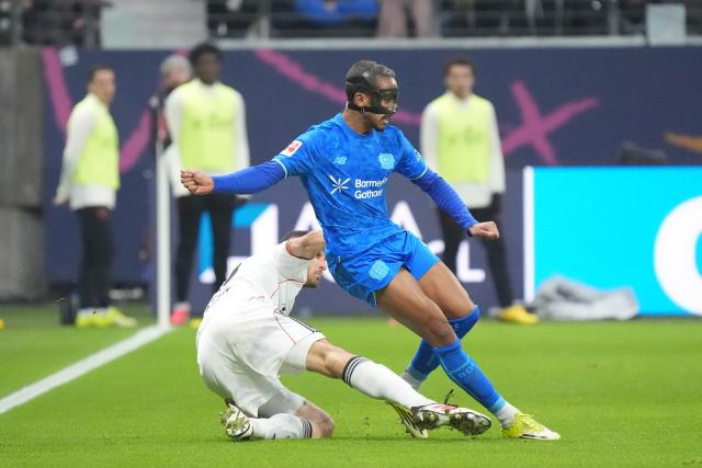 31 January 2026, Hesse, Frankfurt/M.: Frankfurt's Ellyes Skhiri fouls Leverkusen's Arthur during the German Bundesliga soccer match between Eintracht Frankfurt and Bayer Leverkusen at the Deutsche Bank Park. Photo: Marc Schüler/dpa - IMPORTANT NOTICE: DFL and DFB regulations prohibit any use of photographs as image sequences and/or quasi-video.