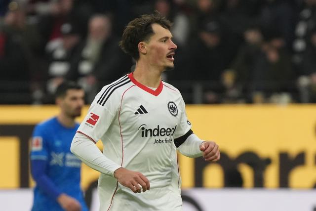 31 January 2026, Hesse, Frankfurt/M.: Frankfurt's Robin Koch celebrates scoring his side's first goal during during the German Bundesliga soccer match between Eintracht Frankfurt and Bayer Leverkusen at the Deutsche Bank Park. Photo: Marc Schüler/dpa - IMPORTANT NOTICE: DFL and DFB regulations prohibit any use of photographs as image sequences and/or quasi-video.
